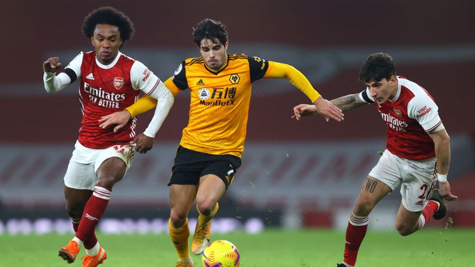 Pedro Neto fights for the ball