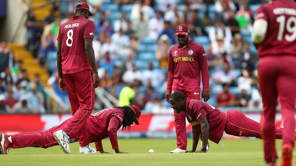 Chris Gayle (l) and Carlos Brathwaite celebrate