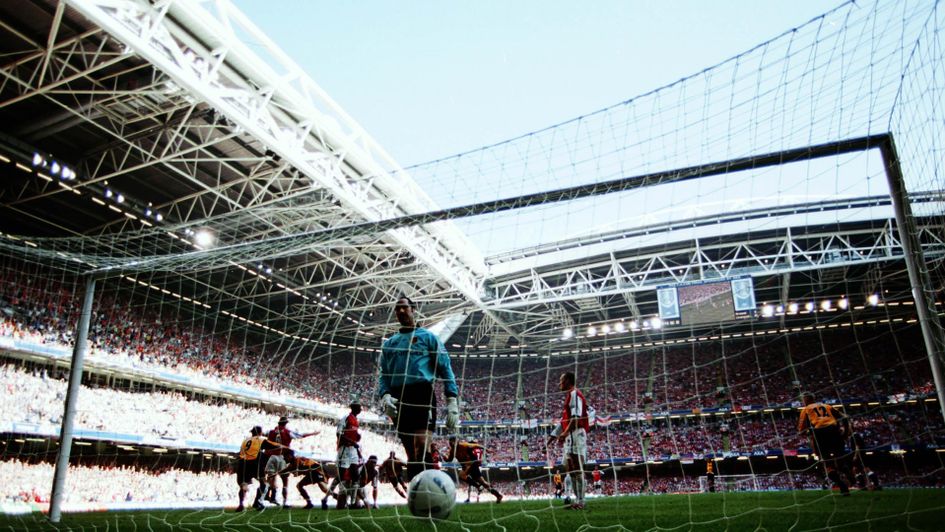 Liverpool beat Arsenal in the 2001 FA Cup Final