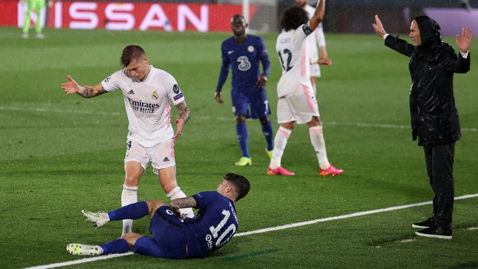 Toni Kroos challenges Christian Pulisic