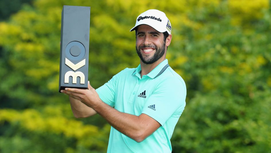 Adrian Otaegui with the Belgian Knockout trophy