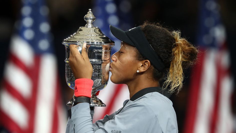 Naomi Osaka kisses the US Open trophy