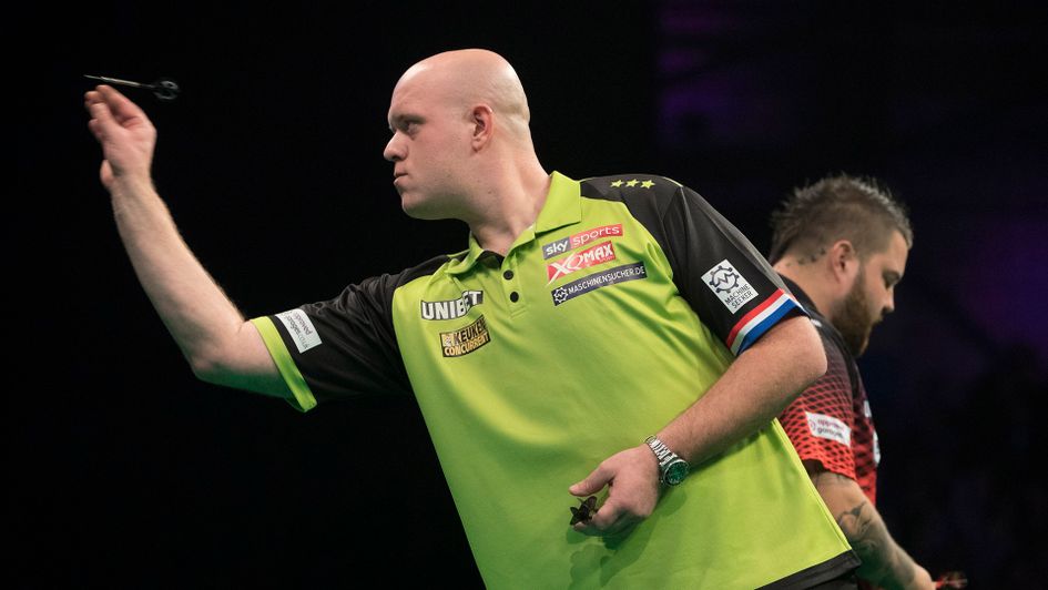 Michael van Gerwen in action against Michael Smith (Picture: Lawrence Lustig/PDC)