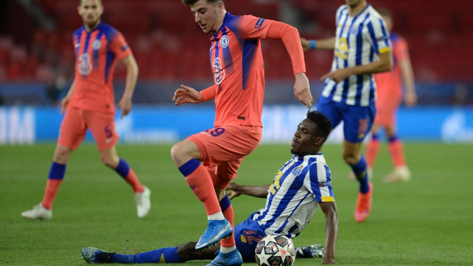 Chelsea midfielder Mason Mount vies with FC Porto's Zaidu Sanusi