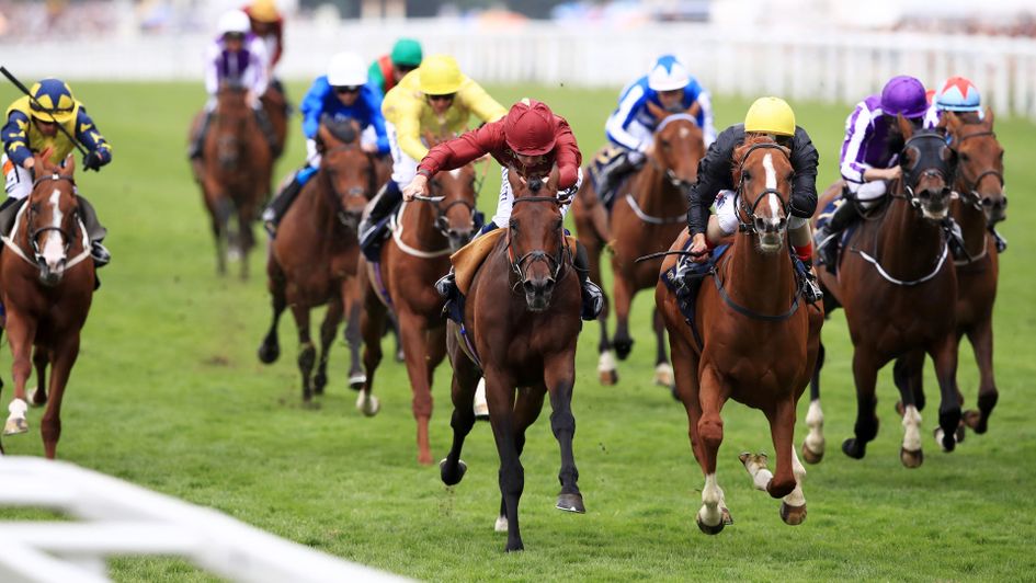 Count Octave (l) and Stradivarius contest the Queen's Vase