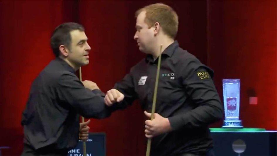 Ronnie O'Sullivan congratulates Jordan Brown
