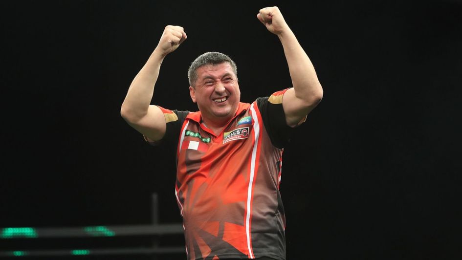 Mensur Suljovic celebrates his victory (Lawrence Lustig, PDC)