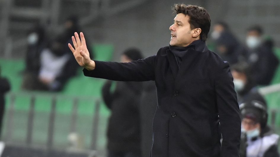 Mauricio Pochettino gives instructions to his PSG side