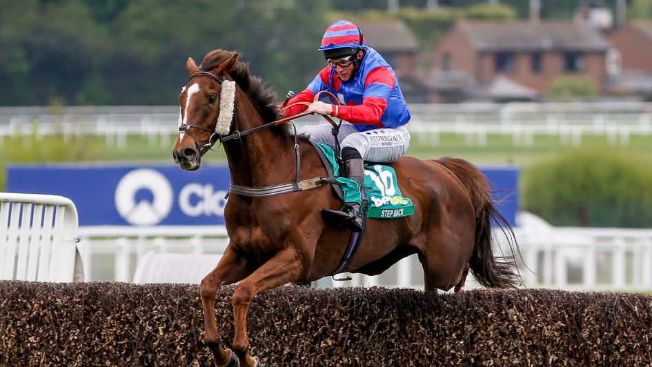 Step Back wins the bet365 Gold Cup at Sandown