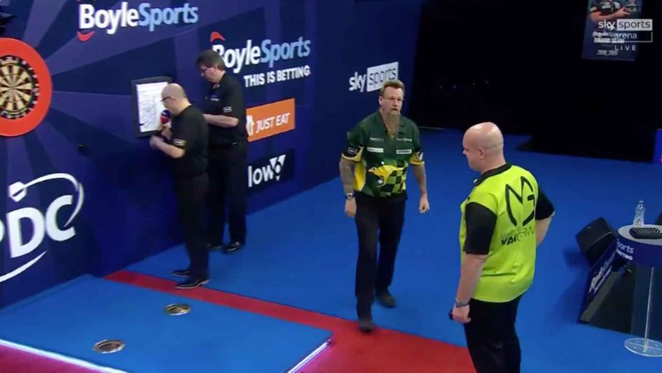 Simon Whitlock stuns Michael van Gerwen