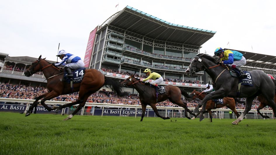 Emaraaty Ana (centre, yellow silks) in Nunthorpe action
