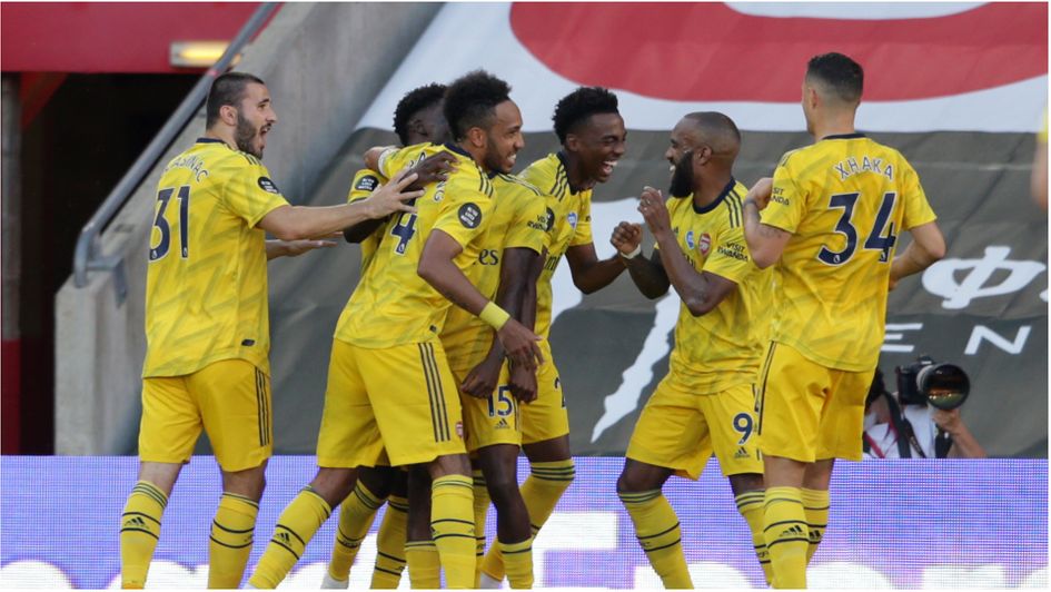 Arsenal celebrate beating Southampton at St Mary's