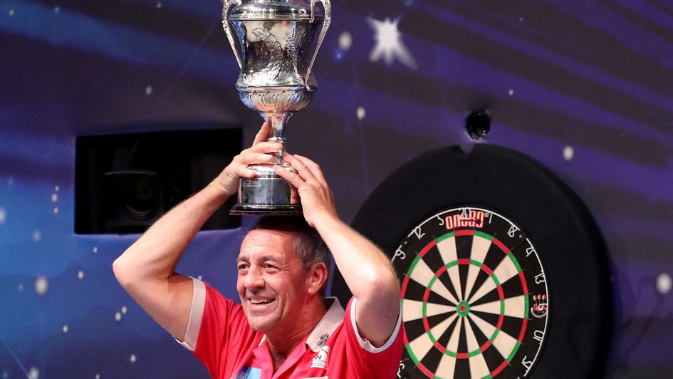 Wayne Warren with the BDO trophy