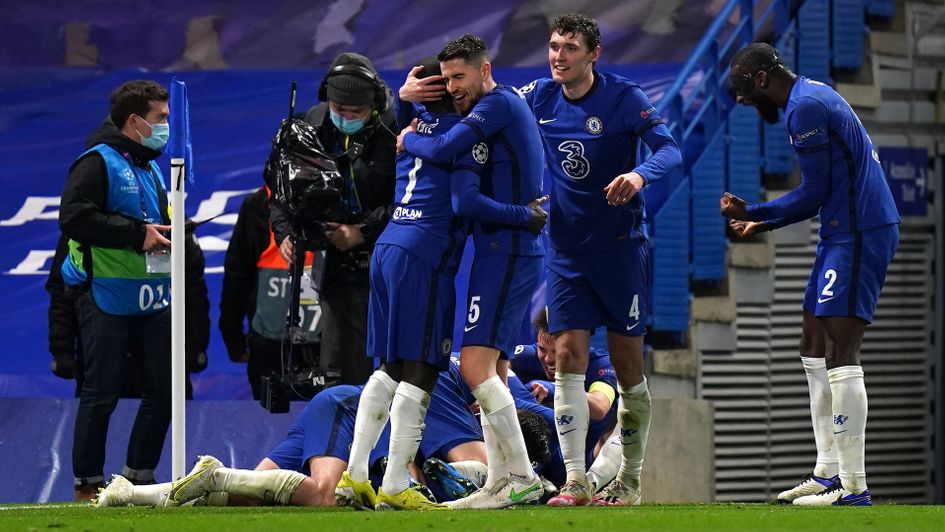 Chelsea players celebrate Mason Mount's goal