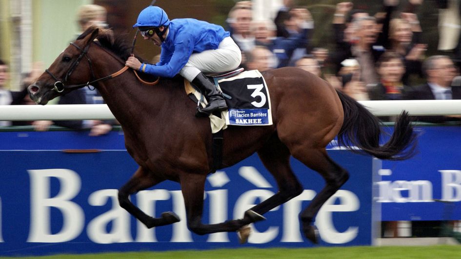 Frankie Dettori wins his second Arc with Sakhee in 2001